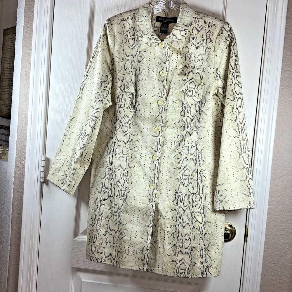 Dialogue Women's Lightweight Coat Size 8 NWT Cream Snake Print Button Down Colla